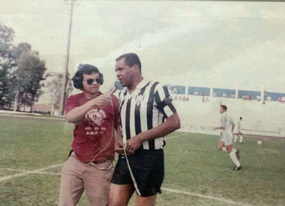 Campeonato da Segunda Divisão Paulista, em 1992. O zagueiro Luís Pereira, com a camisa do São Caetano, durante jogo contra o Garça, sendo entrevistado pelo repórter Niel Amorim, da Rádio Universitária. Foto enviada por Tico Cassola