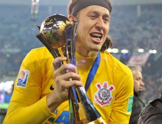Cássio com o troféu do Mundial de 2012
