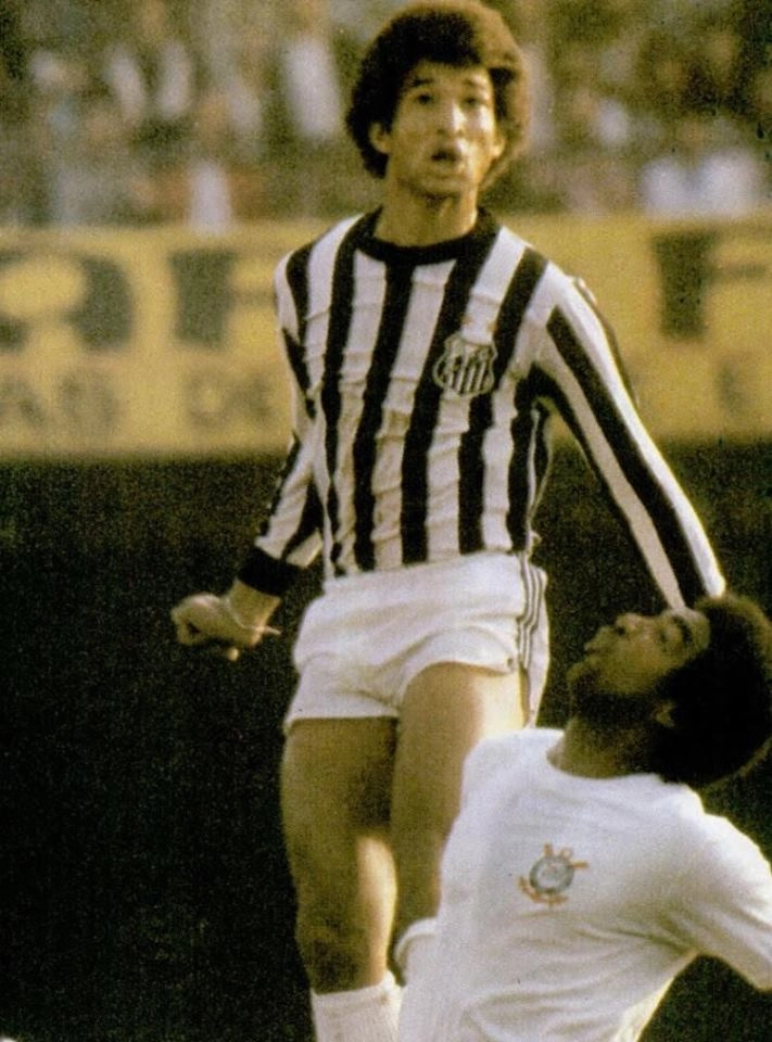 Centroavante Gerald&atilde;o briga por bola com o zagueiro Jo&atilde;ozinho. Foto: Divulga&ccedil;&atilde;o.