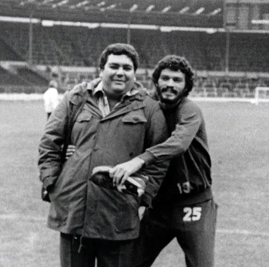 Descontração entre Fausto Silva e Sócrates durante treino da Seleção Brasileira no começo dos anos 80. Foto: Reprodução