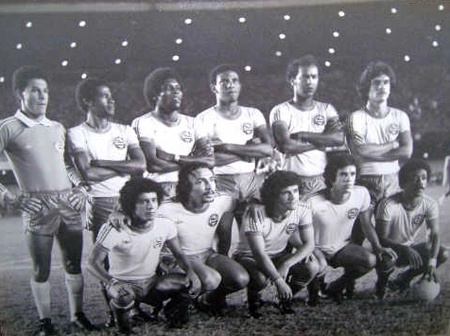 Foto do Bahia no Maracanã nos anos 70. O time conquistou sete títulos baianos consecutivos e criou grandes ídolos. O quinto em pé, da esquerda para a direita, é Sapatão. O segundo agachado é Beijoca, o terceiro é Dil e o quinto é Jésum.
