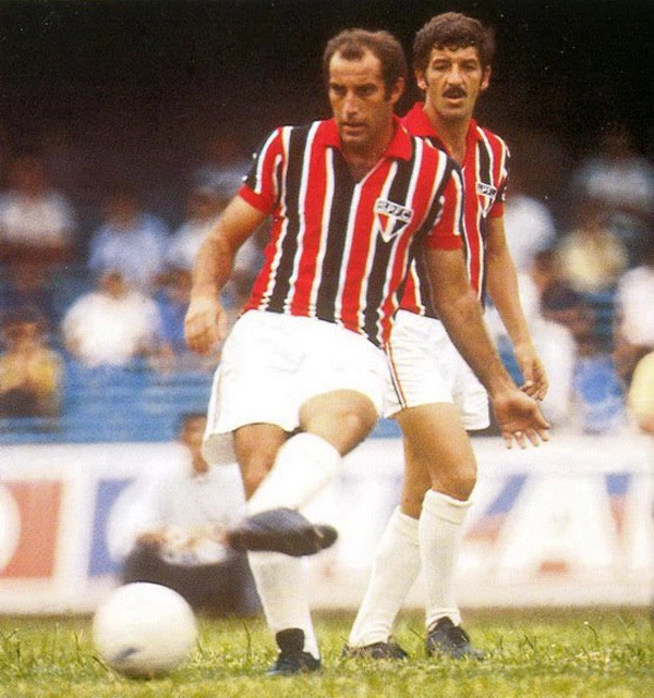 Os tricolores Gérson e Roberto Dias em 1972, no Morumbi. Detalhe para os cravos da chuteira do Canhotinha. Foto: Divulgação