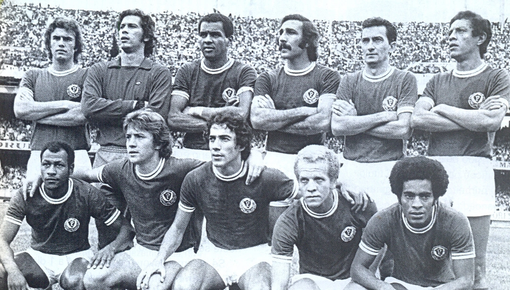O time do Palmeiras que calou 100.000 corintianos. Da esquerda para a direita, em p&eacute;: Jair Gon&ccedil;alves, Emerson Le&atilde;o, Lu&iacute;s Pereira, Alfredo Mostarda, Dudu e Zeca. Agachados: Edu Bala, Leivinha, Ronaldo, Ademir da Guia e Nei. Foto: Revista oficial do Palmeiras