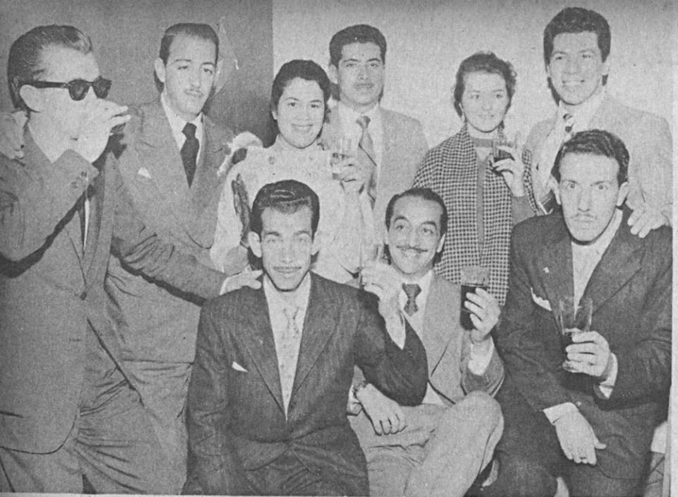 Em 1956, foto na Revista Radiolândia, da equipe da Rádio Nacional de São Paulo. Da direita para a esquerda: Silvio Santos, Luiza Duarte, Alceu Teixeira, Marita de Luca, Paulo Rogério, Reinaldo Barroso, José Russo, Hélio de Alencar e José Rosa. José Rosa, aliás, foi agraciado com uma placa de prata, entregue por seus companheiros. Foto enviada por Magalhães Junior