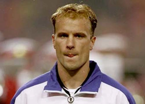 Dennis Bergkamp  - Ex-meio-campista holandês