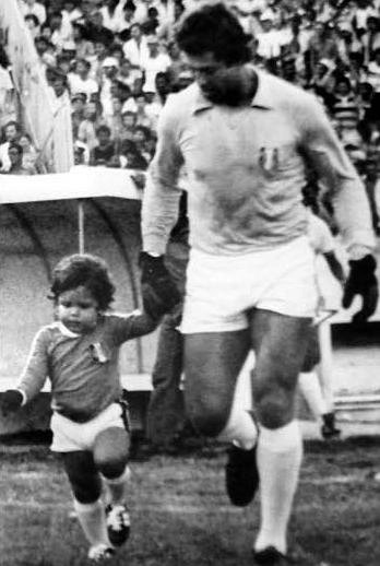 Joel Mendes entrando em campo em seus tempos de Santa Cruz