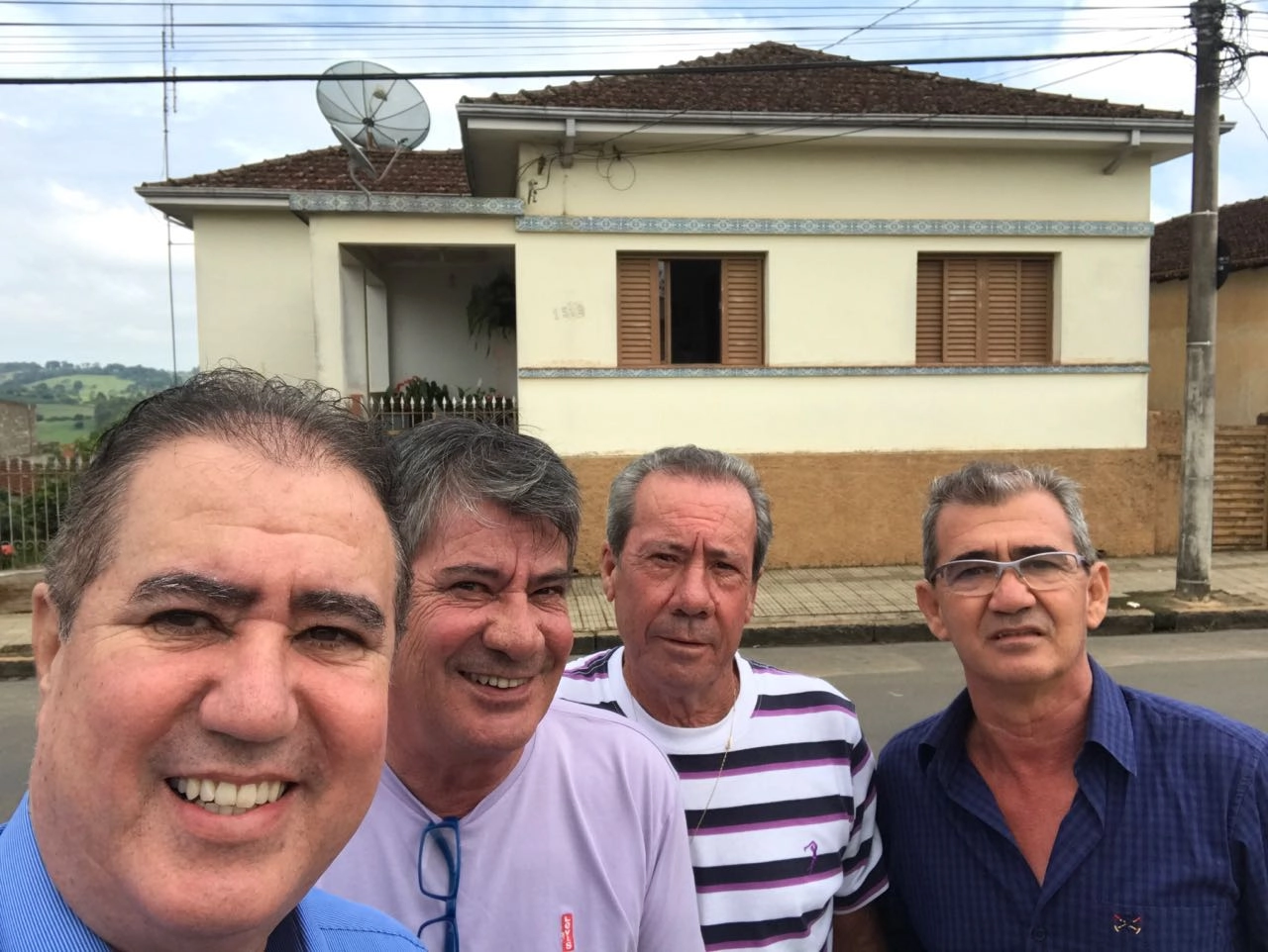 Jonas Donizette é o primeiro, Rubens Abreu Filho é o terceiro e outros dois amigos de Maé em maio de 2017