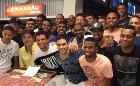 Na faixa! Dono de restaurante, René banca almoço de elenco do Botafogo