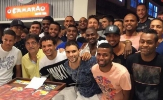 Na faixa! Dono de restaurante, René banca almoço de elenco do Botafogo