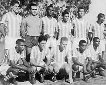 Bangu (RJ), 1961. Em pé: Joel, Ubirajara, Zózimo, Romeu, Ananias e Nilton dos Santos. Agachados: Zé Maria, Bianchini, Ademir da Guia (O Divino), Valter e Vermelho