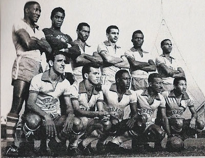 Em pé da direita para a esquerda: Djalma Santos, Pompéia, Edson, Formiga, Zózimo e Hélio. Agachados: Canário, Romeiro, Leônidas, Zizinho e Ferreira.Foto crédito: 
