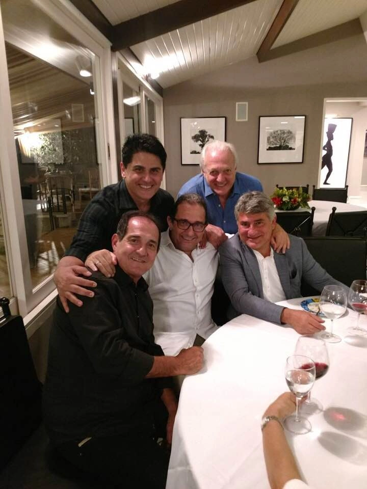 Em 1º de dezembro de 2017, encontro dos amigos Cesar Filho, Flávio Ricco (ambos em pé), Muricy Ramalho, Beetto Saad e Cléber Machado. Foto: arquivo pessoal de Flávio Ricco