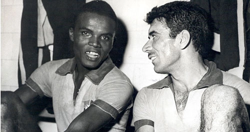 Na foto o zagueiro Zózimo e a Enciclopédia Nilton Santos.