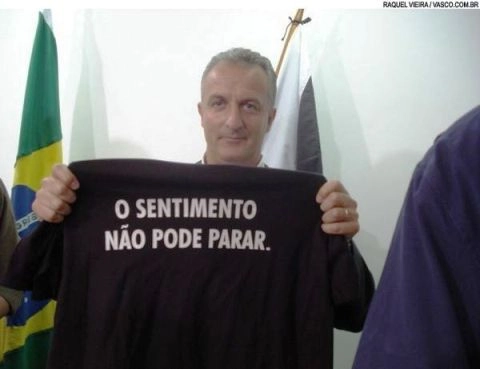 Em foto publicada no site oficial do Vasco, Júnior segura a camisa com os dizeres: 