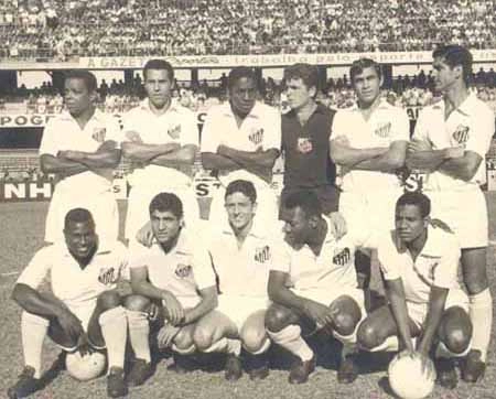 Em p&eacute;: Lima, Ramos Delgado, Joel, Cl&aacute;udio,Clodoaldo e Rildo. Agachados: Edu, Negreiros, Douglas, Pel&eacute; e Abel.

