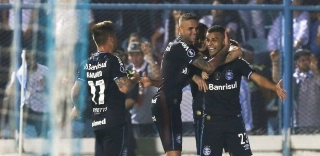 Alisson torce joelho, fará novo exame, mas Grêmio prevê volta rápida