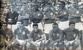 Esportiva de Guaratinguetá em 1964, ano quem foi rebaixada para a segunda divisão do Campeonato Paulista. Zózimo é o último em pé da esquerda para a direita