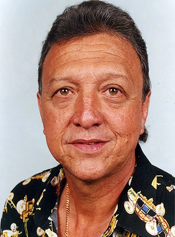 Veja Douglas em foto de maio de 2005.

