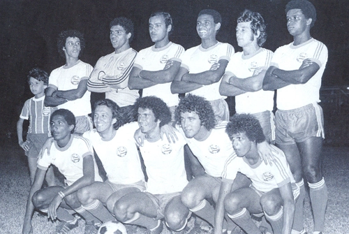 Em time do Bahia de 1975, Sapat&atilde;o &eacute; o terceiro em p&eacute; (da esquerda para a direita). Agachados est&atilde;o Douglas (o segundo) e Fito Neves (o quarto).

