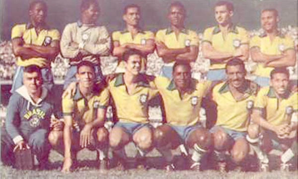 Em 1956, no Maracanã, o Brasil venceu o Uruguai por 2 a 0, com gols de Zizinho e Canário. Em pé, da esquerda para a direita: Djalma Santos, Veludo, Édson, Zózimo, Formiga e Hélio. Agachados: Canário, Ilton Porco, Leônidas da Selva, Zizinho e Ferreira