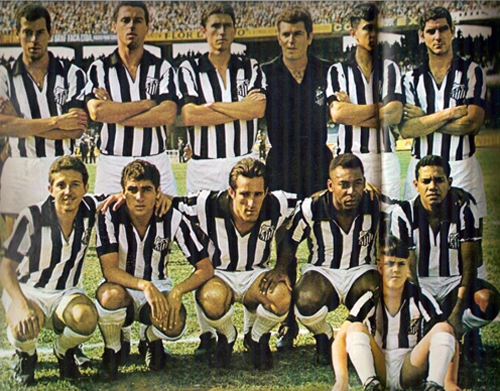 Foto tirada em 06 de outubro de 1968 antes de jogo entre este Santos e o Corinthians Paulista pelo Robert&atilde;o. O Morumbi estava tomado por 46 mil pessoas, que viram o Peixe vencer por 2 a 1. Em p&eacute; vemos Carlos Alberto, Ramos Delgado, Mar&ccedil;al, Cl&aacute;udio, Clodoaldo e Rildo; agachados est&atilde;o Douglas, Negreiros, Toninho, Pel&eacute; e Abel

