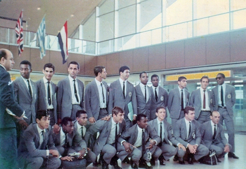  Ali&aacute;s, era dif&iacute;cil esse esquadr&atilde;o parar no Brasil diante do n&uacute;mero de convites para jogar no exterior que surgiam a cada dia. Na fila de cima, da esquerda para a direita, vemos Orlando Duarte, Pel&eacute;, Rildo, Gilmar, Bugl&ecirc;, Mauro, Lima, Silva, Negreiros, Toninho e Joel Camargo; agachados est&atilde;o Clodoaldo, Edu, Abel, Oberdan, Wilson Tergal, Douglas, Claudio e Macedo

