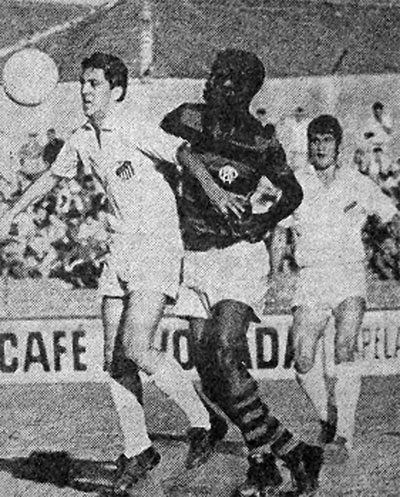 Douglas, pelo Santos, disputa bola com jogador do Atl&eacute;tico Paranaense, em 1969. Ao fundo, L&eacute;o Oliveira.

