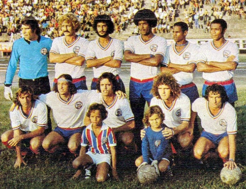 Em p&eacute;, da esquerda para a direita, vemos: Buticce, Roberto Rebou&ccedil;as, Romero, Washington, Baiaco e Ubaldo. Agachados: Natal, Douglas, Picol&eacute;, Fito e Peri. A foto &eacute; da revista Manchete e nos foi enviada por Walter Roberto Peres, pesquisador de Santos-SP.
