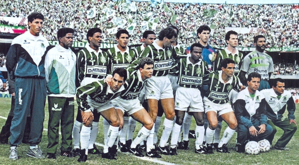 Palmeiras, em 1993. Da esquerda para a direita, em pé: Mazinho, Roberto Carlos, César Sampaio, Tonhão (encoberto), Sérgio e Antônio Carlos. Agachados: Edmundo, Daniel Frasson, Evair, Edilson e Zinho. Foto: Revista oficial do Palmeiras