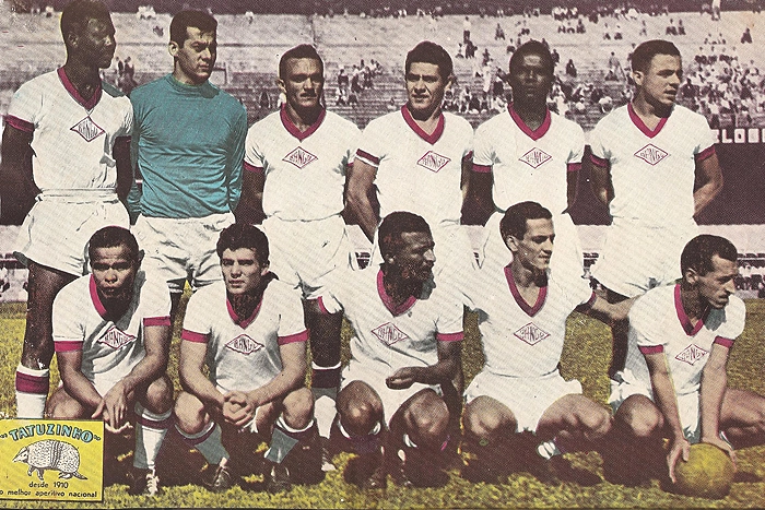 Os dois primeiros em pé são Joel e Fernando. O quinto é Zózimo. O terceiro agachado é Zizinho e em seguida está Décio Esteves.