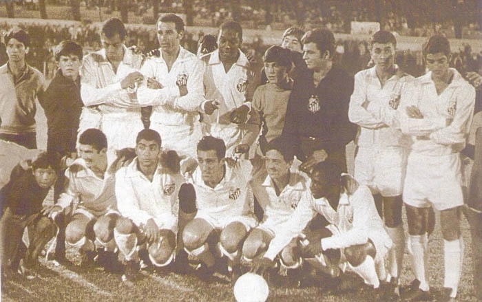 O jogo (Santos 3 x 2 Racing) foi v&aacute;lido pela Recopa Sul-Americana de 1968, mas foi realizado em novembro de 1968. O resultado deu o t&iacute;tulo ao Santos. Os gols do alvinegro praiano, que era dirigido por Antoninho Fernandes foram marcados por Toninho (dois) e Negreiros. Silva fez os dois gols dos argentinos. Em p&eacute;, da esquerda para a direita: Carlos Alberto Torres, Ramos Delgado, Joel Camargo, Cl&aacute;udio, Clodoaldo e Rildo. Agachados: Manuel Maria, Negreiros, Toninho Guerreiro, Douglas e Edu