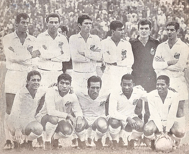 Em p&eacute;: Carlos Alberto Torres, Ramos Delgado, Mar&ccedil;al, Clodoaldo, Cl&aacute;udio e Rildo. Agachados: Douglas, Negreiros, Toninho, Pel&eacute; e Abel.