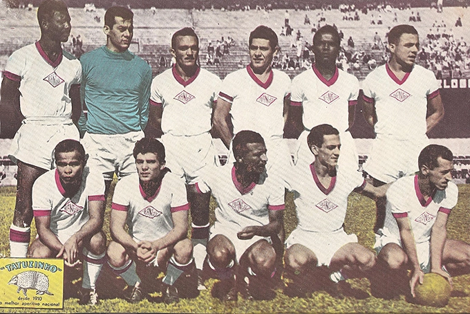 Disitintivo antigo do Bangu. No meio da camisa, um losango com a inscrição 