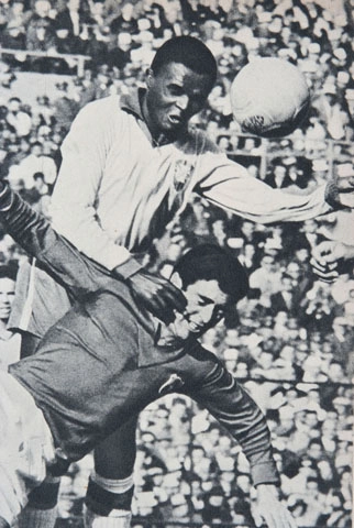Zózimo subindo muito para cabecear, na partida diante do Chile, na Copa de 1962. O Brasil venceu por 4 a 2, com dois gols de Garrincha e dois de Vavá. Landa e Leonel Sanchez fizeram os gols chilenos. Foto: Vargas (fotógrafo chileno), enviada por Luiz Carlos Sperandio