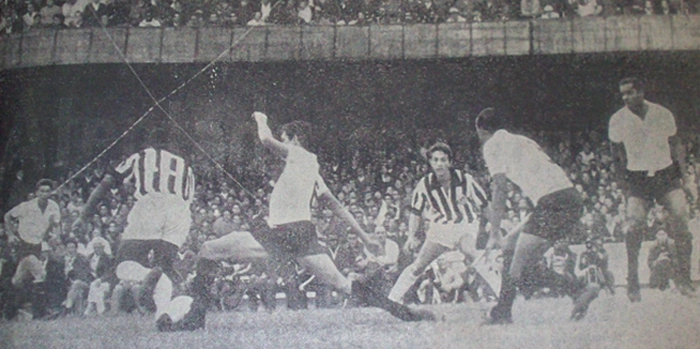 Jogo do returno do campeonato paulista de 1968 no Morumb&iacute;, quando no dia 21 de Abril o Santos devolveu os 2 x 0 do primeiro turno, na quebra do tab&uacute;. Da esquerda para a direita: Osvaldo Cunha, Pel&eacute;, Galhardo, Douglas, Maciel e Dit&atilde;o. Foto reprodu&ccedil;&atilde;o jornal 