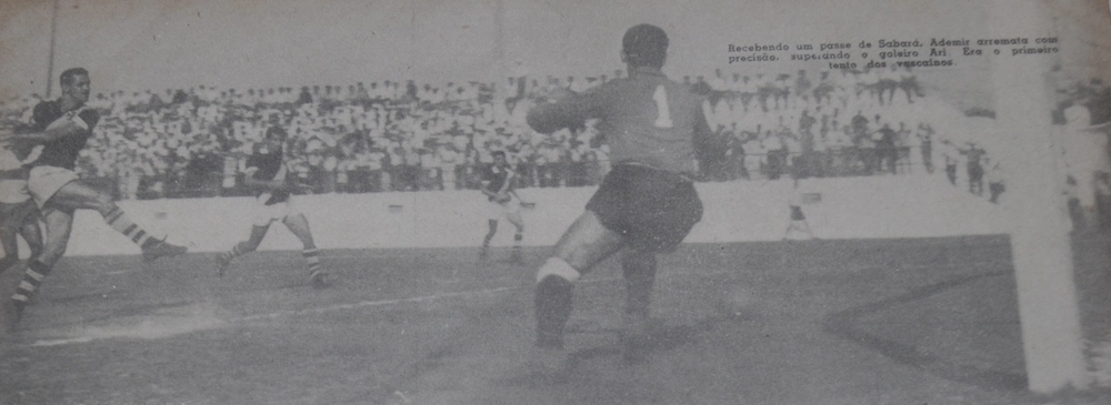 Ademir de Menezes chutando a bola em 1955, com a camisa do Vasco. Foto: revista Esporte Ilustrado