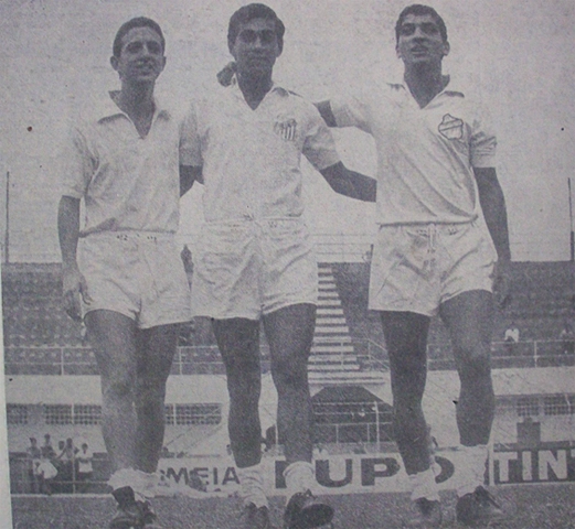 Santos come&ccedil;a a renovar o elenco, fato que foi determinante para a obten&ccedil;&atilde;o do tricampeonato paulista em 1967, 1968 e 1969. Da esquerda para a direita: Douglas, Clodoaldo e Negreiros. Foto reprodu&ccedil;&atilde;o do jornal A Tribuna enviada por Walter Roberto Peres