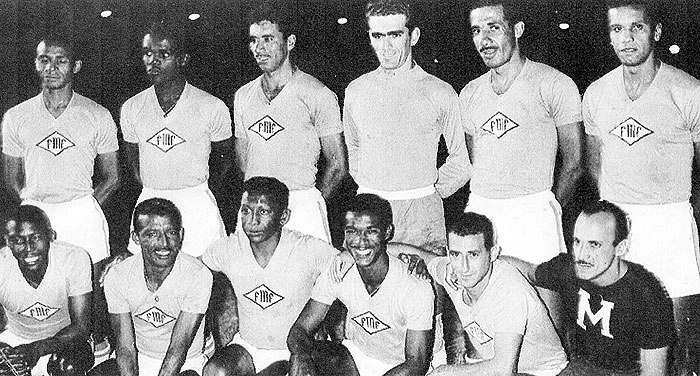 Em pé, da esquerda para a direita: Rubens, Zózimo, Nilton Santos, Castilho, Pinheiro e Bauer. Agachados: Sabará, Zizinho, Índio, Didi e Pinga. O 