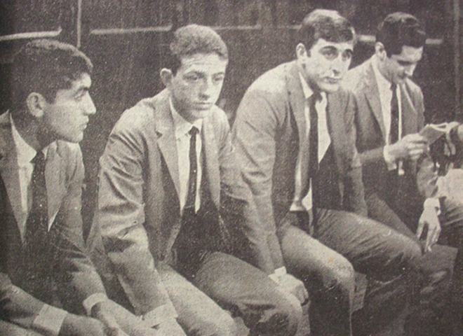 Santos no sagu&atilde;o do aeroporto de Congonhas, antes de mais uma viagem ao exterior em 1967. Da esquerda para a direita: Negreiros, Douglas, Oberdan e Orlando Pe&ccedil;anha. Foto reprodu&ccedil;&atilde;o do jornal A Tribuna enviada por Walter Roberto Peres