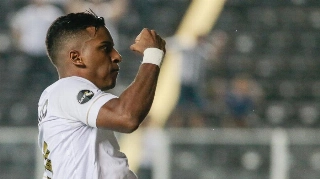Rodrygo comemora gol do Santos contra o Vasco
