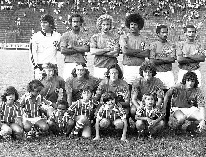 Em p&eacute;, da esquerda para a direita: Buttice, Sapat&atilde;o, Roberto Rebou&ccedil;as, Altivo, Baiaco e Ubaldo. Agachados: Natal, Douglas, Picol&eacute;, Fito e Peri.