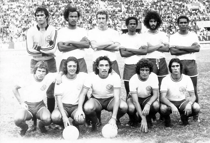 Em p&eacute;, da esquerda para a direita: Rafael, Sapat&atilde;o, Roberto Rebou&ccedil;as, Baiaco, Romero e Ubaldo. Agachados: Tirson, Douglas, Beijoca, Fito e Marquinhos.