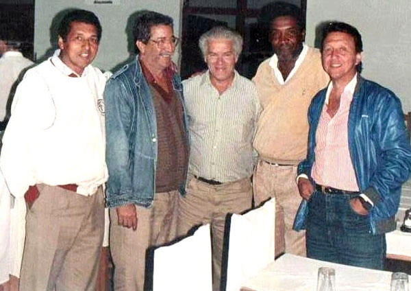 Em p&eacute;, da esquerda para a direita: Bazani, Vail Mota, homem n&atilde;o-identificado, Mazinho e Douglas. A foto &eacute; de 1995 e foi tirada &agrave;s margens da rodovia Anhanguera, em Americana, durante confraterniza&ccedil;&atilde;o de times como Barretos, Ferrovi&aacute;ria de Araraquara, Bandeirante de Birigui e Rio Branco de Americana.