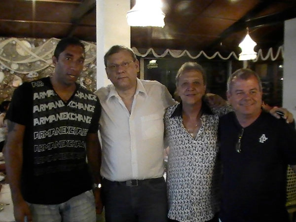 Goleiro Ren&ecirc;, Milton Neves, Douglas e homem n&atilde;o-identificado, em foto de novembro de 2010