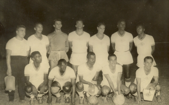 Da esquerda para a direita, em pé: o massagista Pastinha, Jota Alves, Peixinho, Bibi, Hilton Porco, Zózimo e Nilton dos Santos. Agachados: Calazans, Ubaldo Miranda, Zizinho, Décio Esteves e Nívio. Foto enviada por Tânia Novaretti, filha de Peixinho