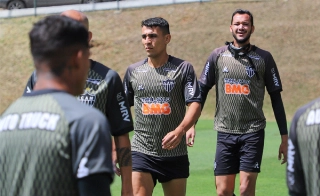 Réver, à direita, pode voltar à equipe mineira. Foto: Pedro Souza / Agência Galo / Clube Atlético Mineiro