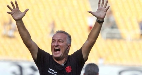 Em 2013, de volta ao Vasco, Dorival Júnior comemora mais um gol do Vasco. Foto: UOL