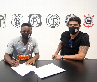 Meia equatoriano ao lado do diretor de futebol Vilson Menezes. Foto: Rodrigo Coca/Corinthians