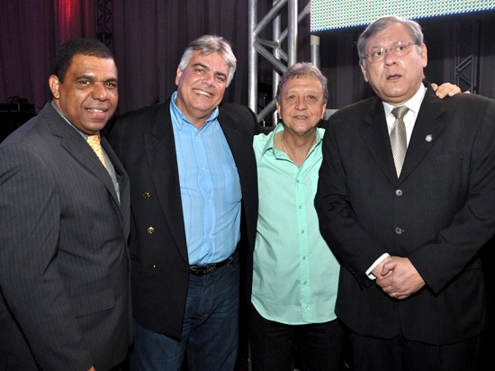 Da esquerda para a direita: Ronaldo, um convidado do evento, Douglas, e Milton Neves. Foto: EC Bahia