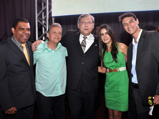 Da esquerda para a direita: Ronaldo, Douglas, Milton Neves e o casal de rep&oacute;rteres da Band. Foto: EC Bahia